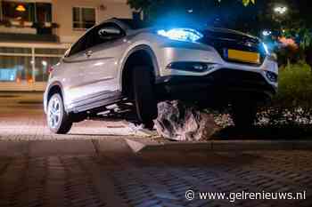 Vluchtende automobilist belandt met auto bovenop grote kei