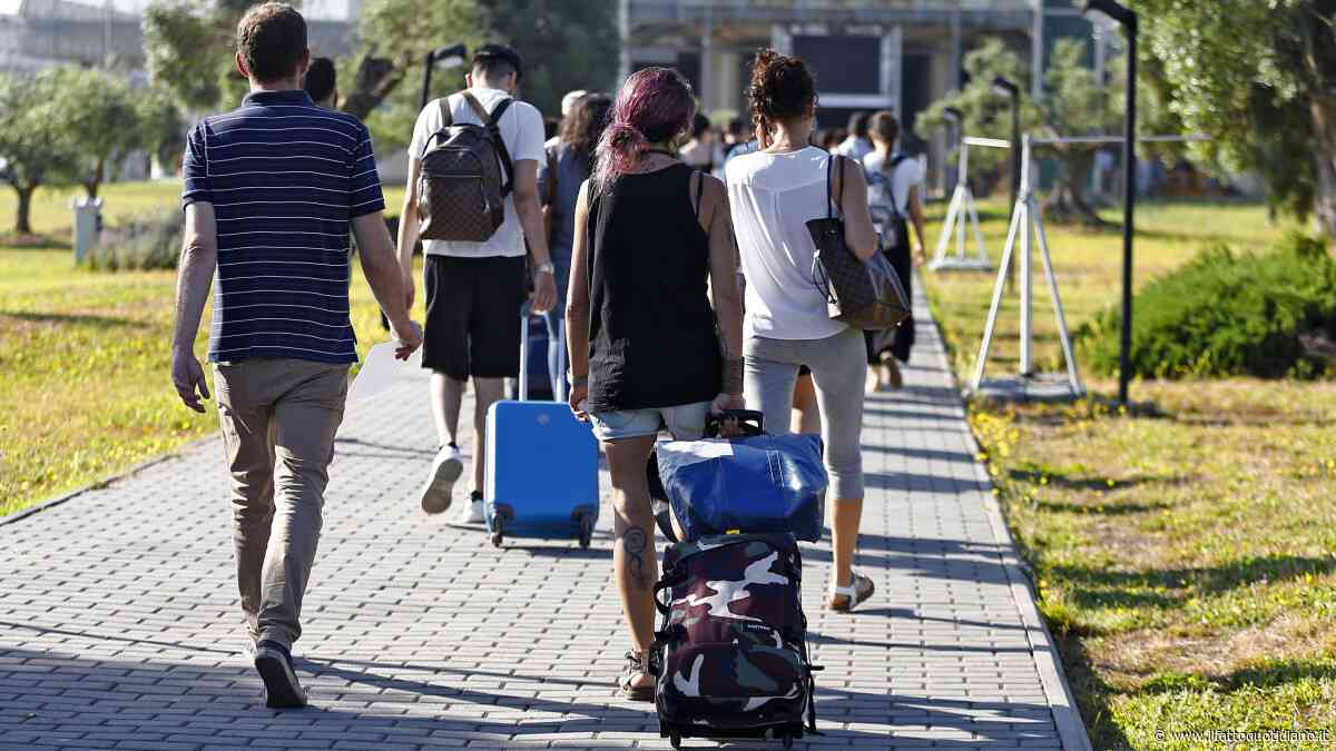 Stipendi più alti e riconoscimento del merito: i giovani italiani all’estero vorrebbero tornare, ma solo a queste condizioni