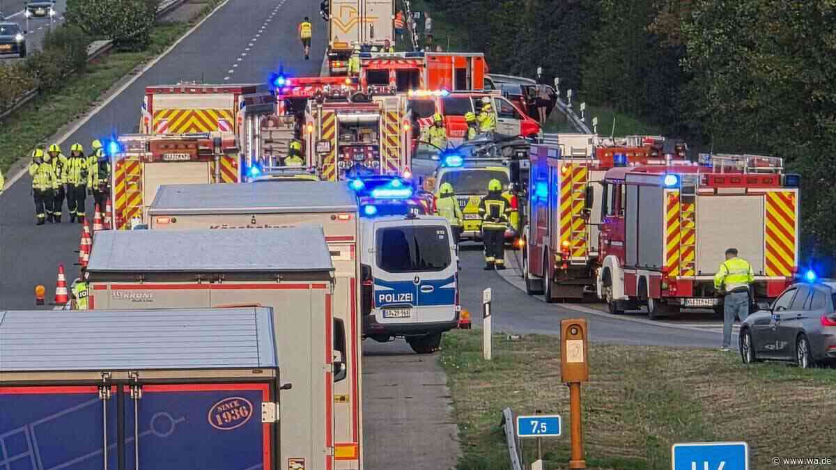 Schwerer Unfall auf der A3: Autofahrer stirbt, Beifahrerin und Kind (3) schwer verletzt