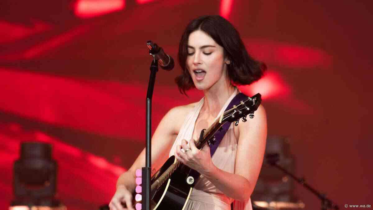 US-Weltstar Gracie Abrams trägt 50 Jahre altes HSV-Trikot im „Rolling Stone“