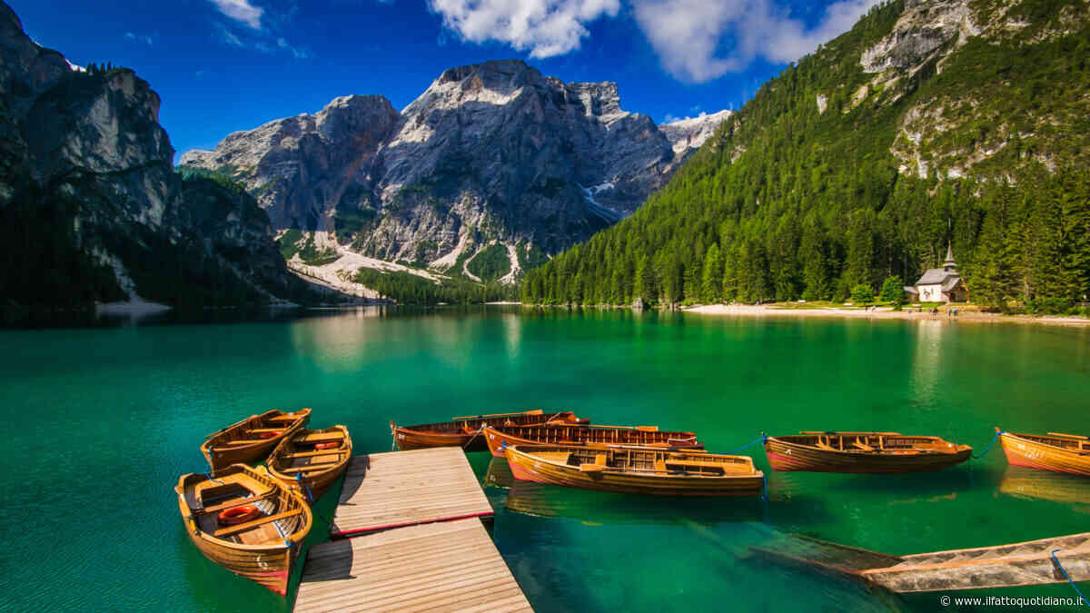 In tacchi a spillo sul lago di Braies, in abito da sera sulle Dolomiti e a Cortina con la “divisa”: il nuovo business del turismo per gli shooting ad alta quota scatena le polemiche