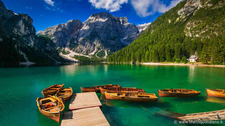 In tacchi a spillo sul lago di Braies, in abito da sera sulle Dolomiti e a Cortina con la “divisa”: il nuovo business del turismo per gli shooting ad alta quota scatena le polemiche