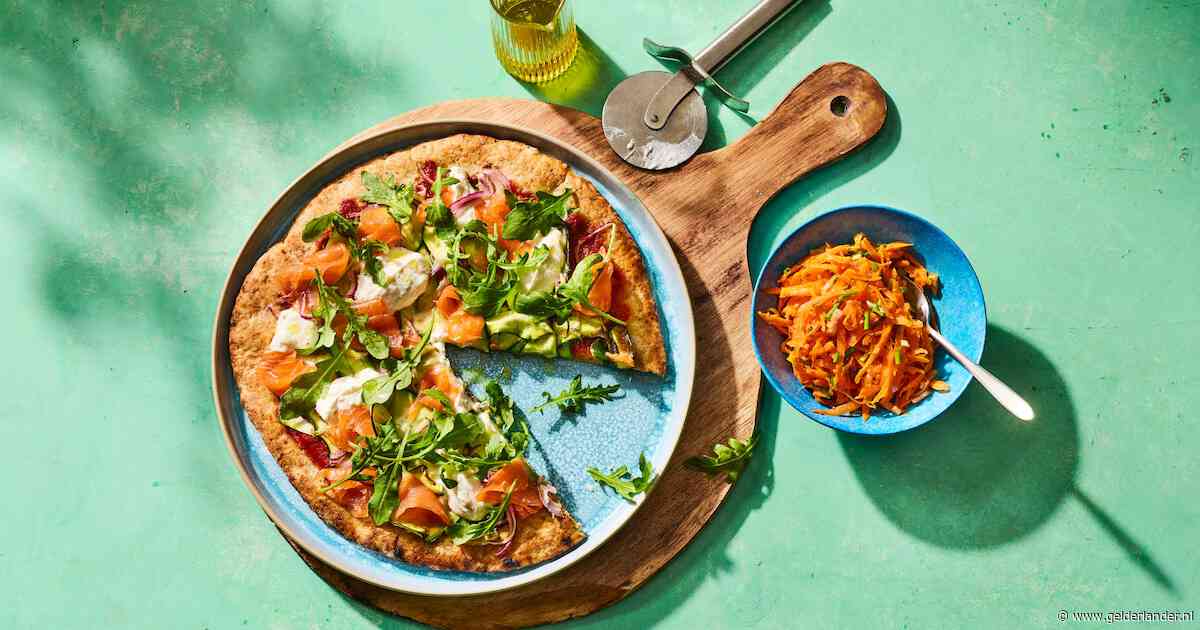 Wat Eten We Vandaag: Zalmpizza met wortelsalade