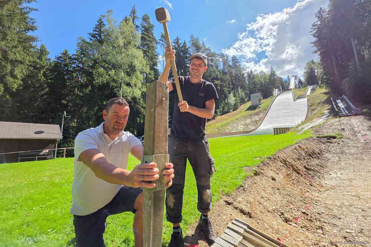 Vogtländer packen gemeinsam an: Kinderschanze wird für Wettkampf flottgemacht