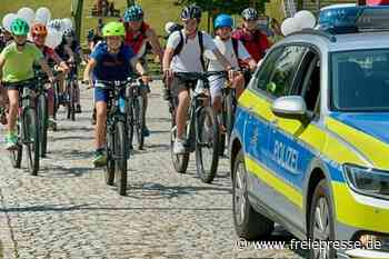 Besonderes Licht durchquert Vogtland: Wem 100 Radfahrer damit Mut machen wollen