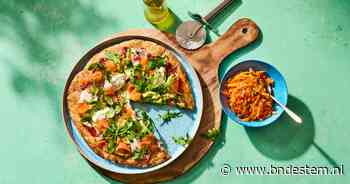 Wat Eten We Vandaag: Zalmpizza met wortelsalade