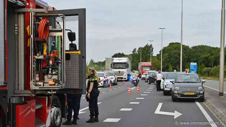 Man (64) overleden bij botsing tussen vrachtwagen en auto in Tilburg