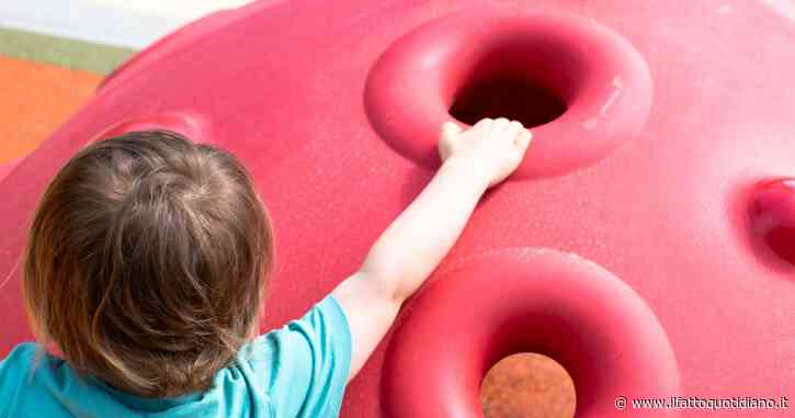 Bimbo di due anni resta incastrato con la testa tra le sbarre del parco giochi di Pordenone: liberato dai pompieri tra le lacrime