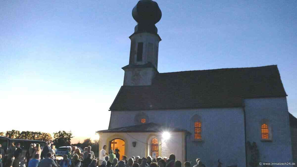 „Nasse Füße“: Notsanierung für Kolbinger Kirchlein in Kraiburg genehmigt