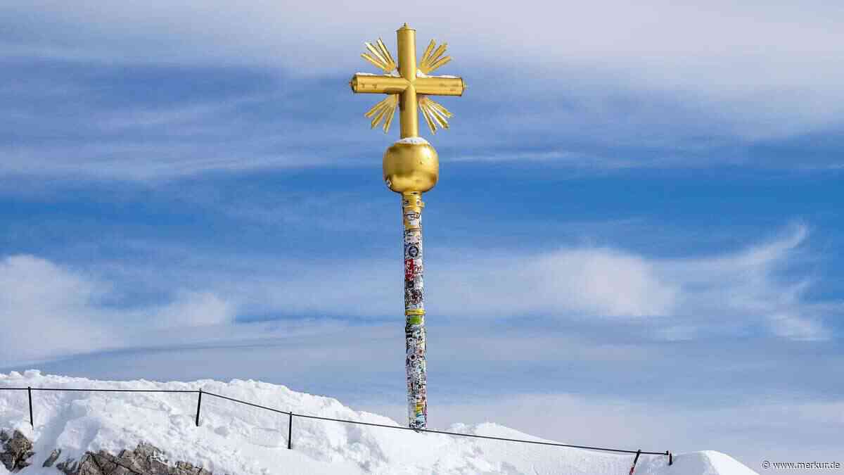 Viele machen es, kaum einer weiß es: Ein Sticker am Gipfelkreuz kann richtig teuer werden