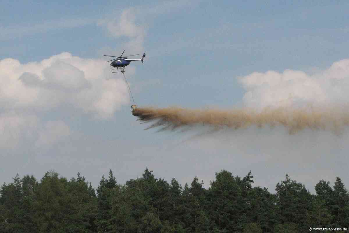 Hubschrauber verteilt 2400 Tonnen Kalk über Wald im Erzgebirge