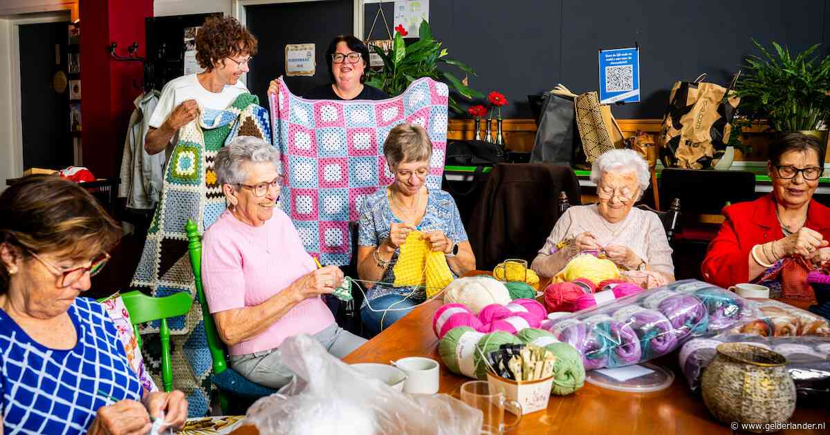 Stichting Kroeldekens slaat terug met haaknaald en geeft agenten een deken vol steun