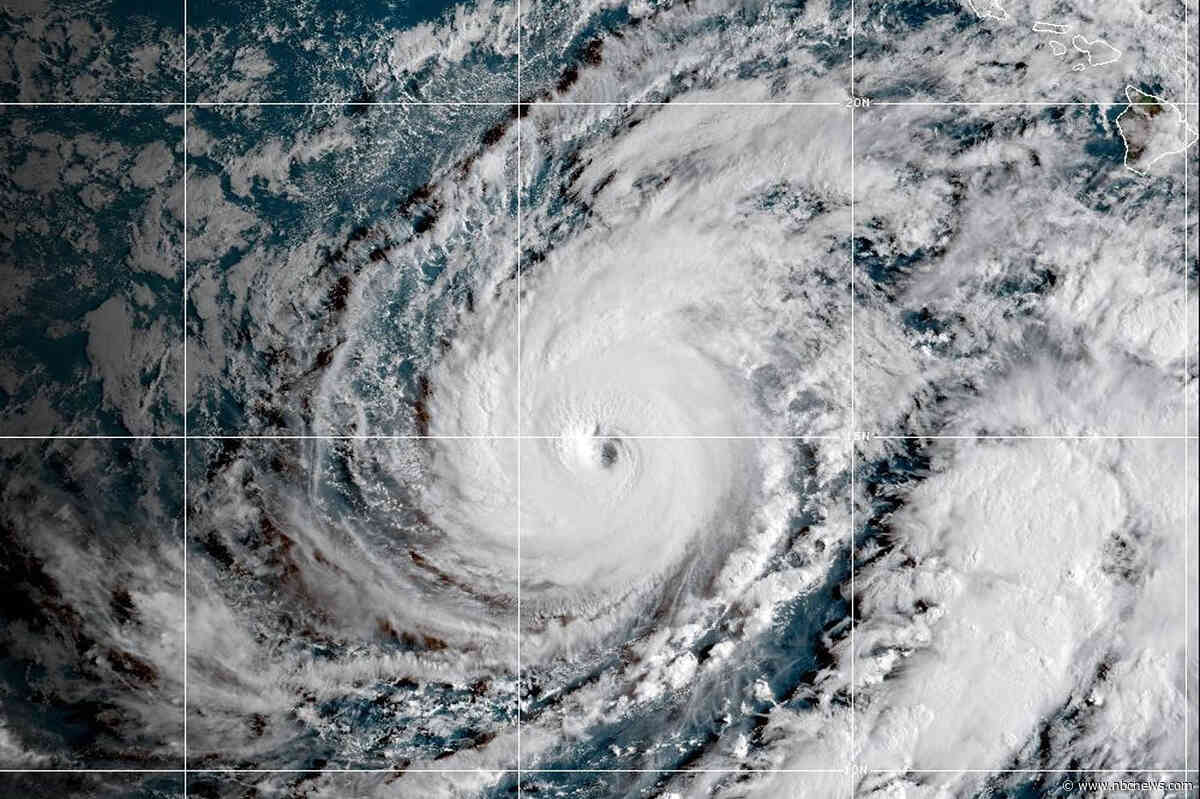 Hurricane Lowell brings 30-foot surf as it nears western Hawaiian islands