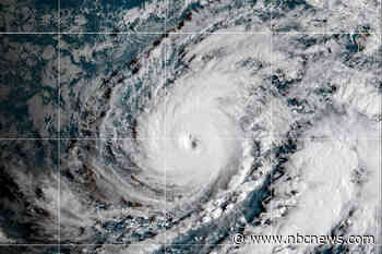 Hurricane Lowell brings 30-foot surf as it nears western Hawaiian islands