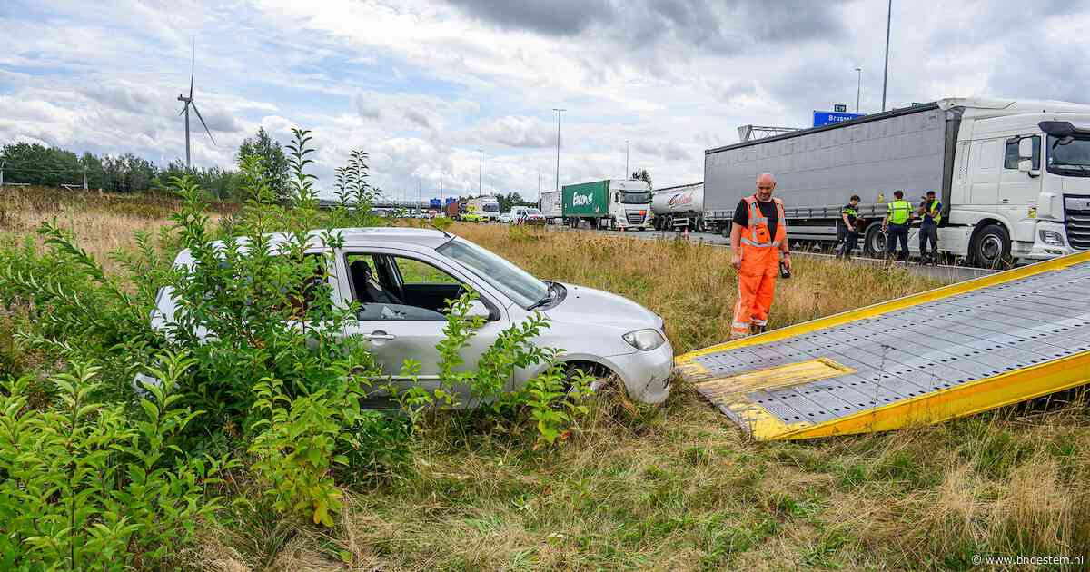 Auto draait 360 graden na botsing met vrachtwagen op A16 bij knooppunt Galder