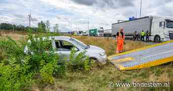 Auto draait 360 graden na botsing met vrachtwagen op A16 bij knooppunt Galder