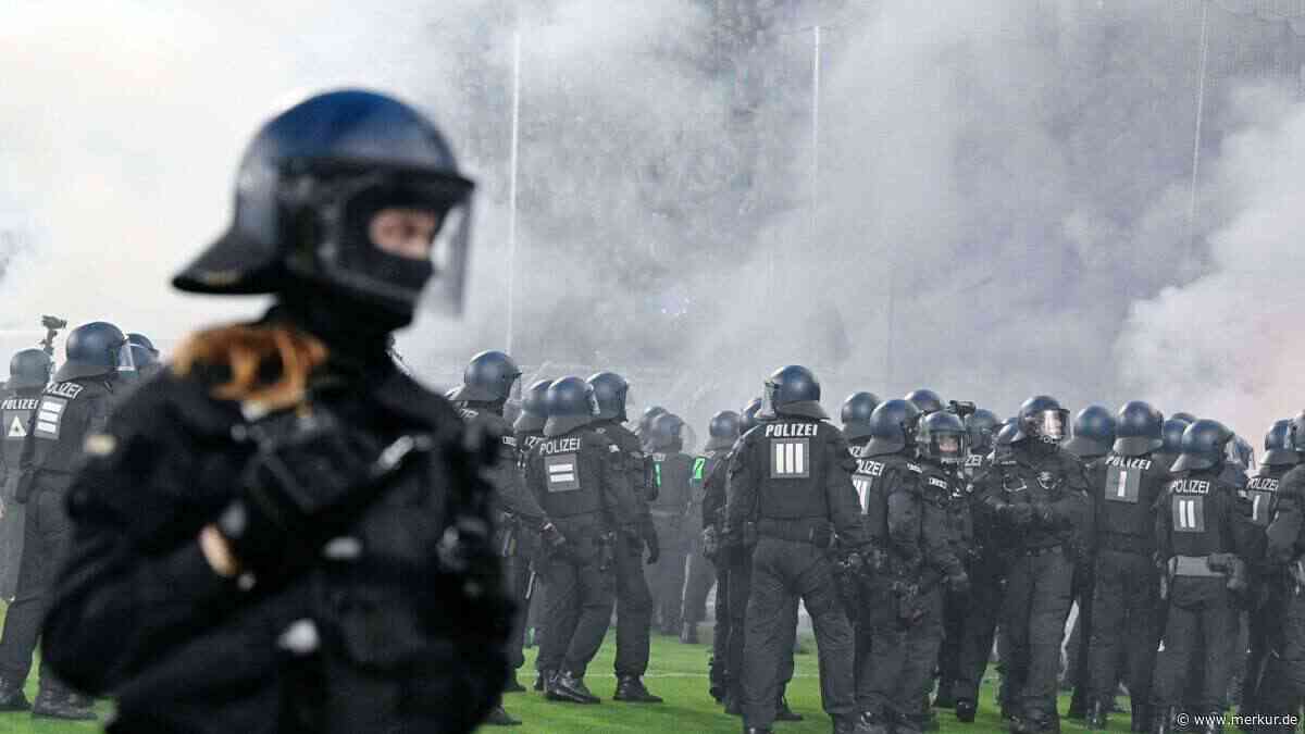 Ermittlungen gegen Polizisten nach Pyro-Krawallen im DFB-Pokal