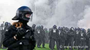 Ermittlungen gegen Polizisten nach Pyro-Krawallen im DFB-Pokal