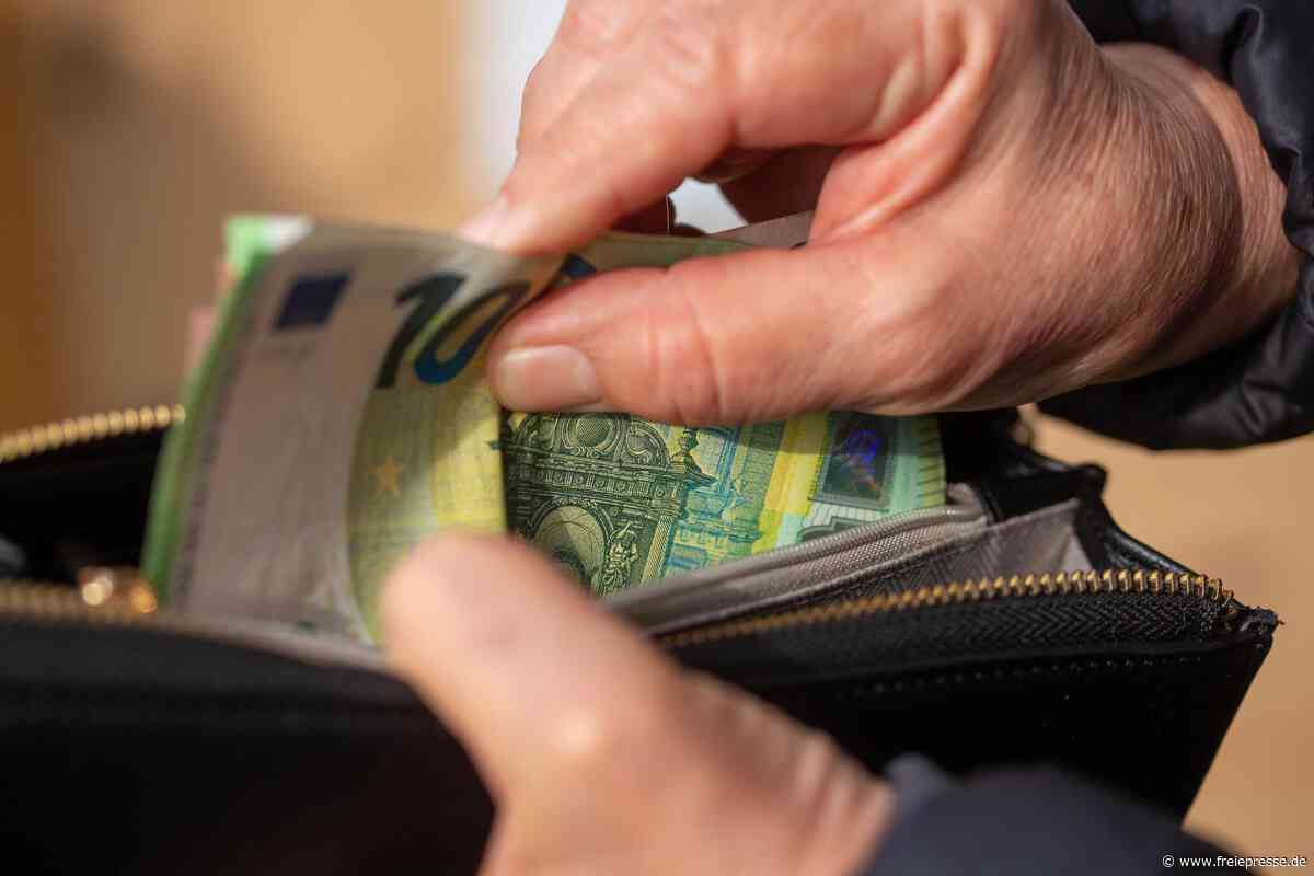 Mit 5000 Euro: Ehrlicher Finder bringt in Chemnitz Geldbörse zurück