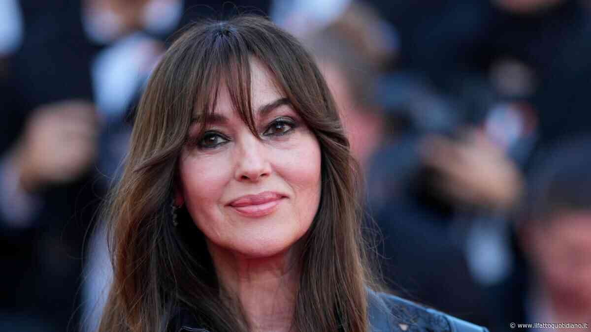 “Sono stata la tipica mamma italiana, chiedo ‘Hai mangiato? Hai dormito? Hai freddo?’.  Le guardo crescere e vivere le loro vite”: Monica Bellucci parla del rapporto con le figlie Deva e Léonie