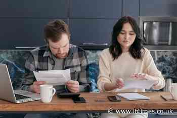Girlfriend Earns 35% More but Wants to Split All Bills 50/50, Boyfriend Asks if That's Fair