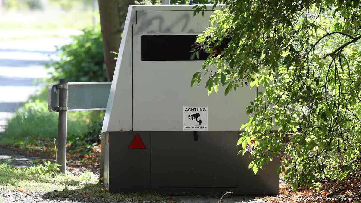Blitzer-Anhänger auf B243 im Südharz beschädigt, Polizei sucht mögliche Zeugen