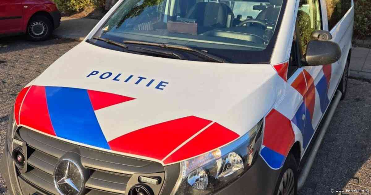 Man (43) gooit fiets tegen politieauto vlak voor politiebureau in Roosendaal