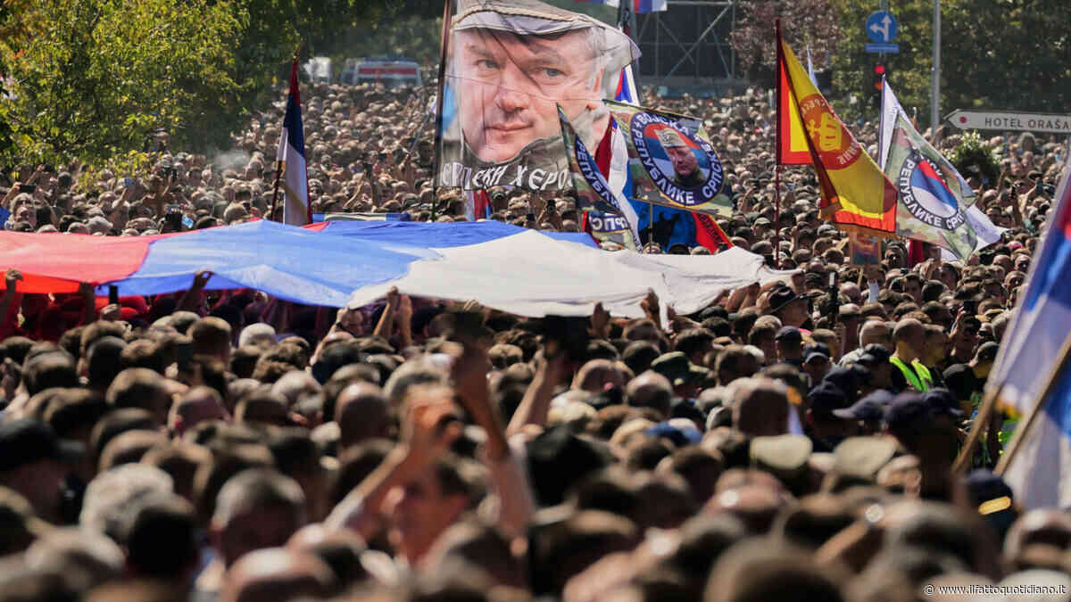 La Bosnia ritira il personale dell’ambasciata a Belgrado dopo i funerali di Mladić. Ue: “Scioccanti le immagini delle esequie”