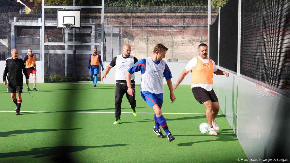 Kein Groll, keine Grätsche: Wie Gefangene Juristen beim Fußballspiel begegnen