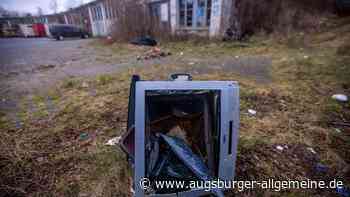 Alten Fernseher und Holzwiege auf Parkplatz entsorgt