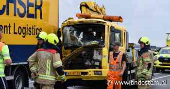 Flinke ravage tussen botsing bergingswagen, vrachtwagen en caravan, Oosterscheldekering volledig afgesloten
