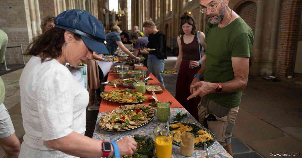 Eten dat anders in de kliko zou belanden, ligt nu hier op tafel in deze kerk. Eet smakelijk!