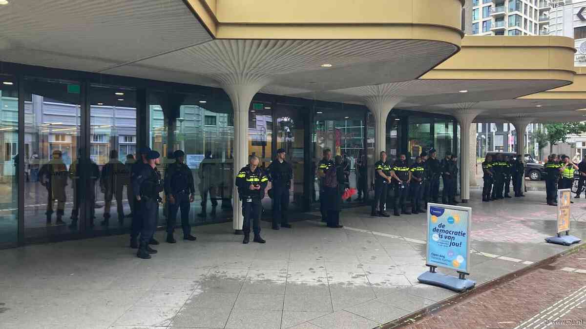 Tweede Kamer afgesloten omdat pro-Palestijnse betogers vergadering verstoren