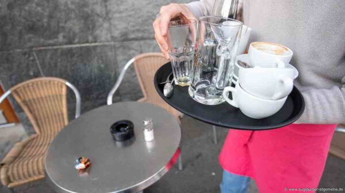Unbekannter Mann bedroht nach Familienzwist einen couragierten Gastronomen in Augsburg