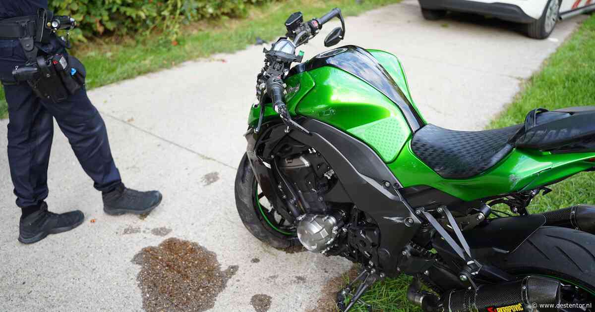 Motorrijder crasht in Lelystad, springt op bootje en verdwijnt