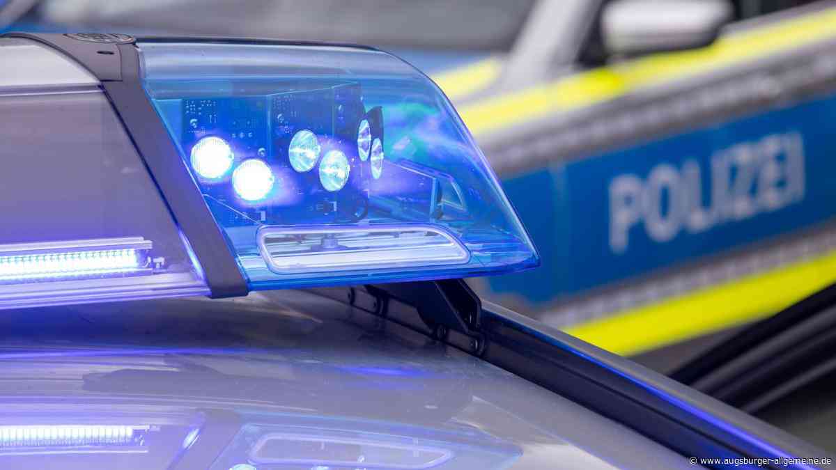 Gefährlicher Spaziergang: Mann läuft zu Fuß über Augsburger Hauptverkehrsader und ignoriert Polizisten