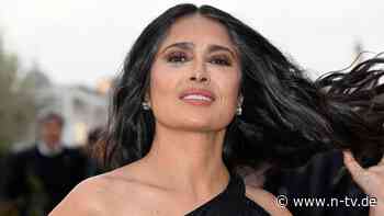 Feierlaune im Evakostüm: Salma Hayek zieht mit 60 den Bikini aus