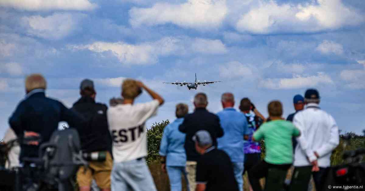 Vrachtvliegtuigen vliegen over Twente tijdens grote internationale oefening