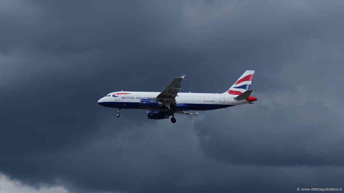 Caos voli nel Regno Unito, un guasto blocca le partenze dagli aeroporti di Londra e Manchester: ritardi e cancellazioni
