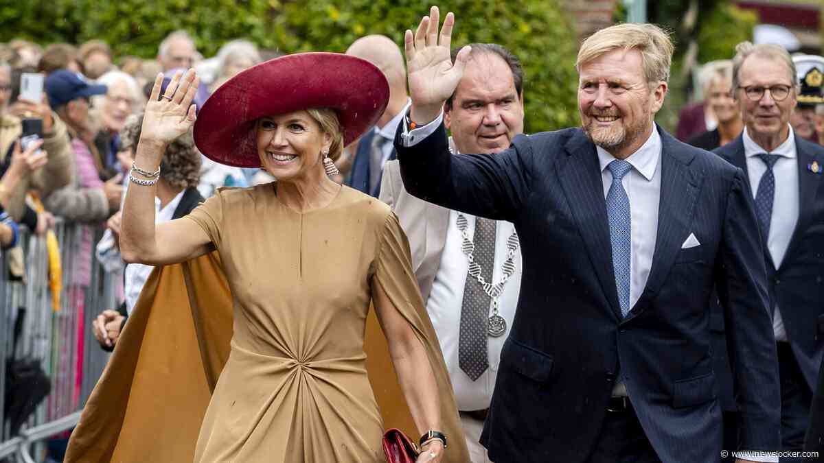 Máxima in een fladderende jurk in capestijl op de boerderij: ’Met liefde ging koningin op de foto met de koeien’