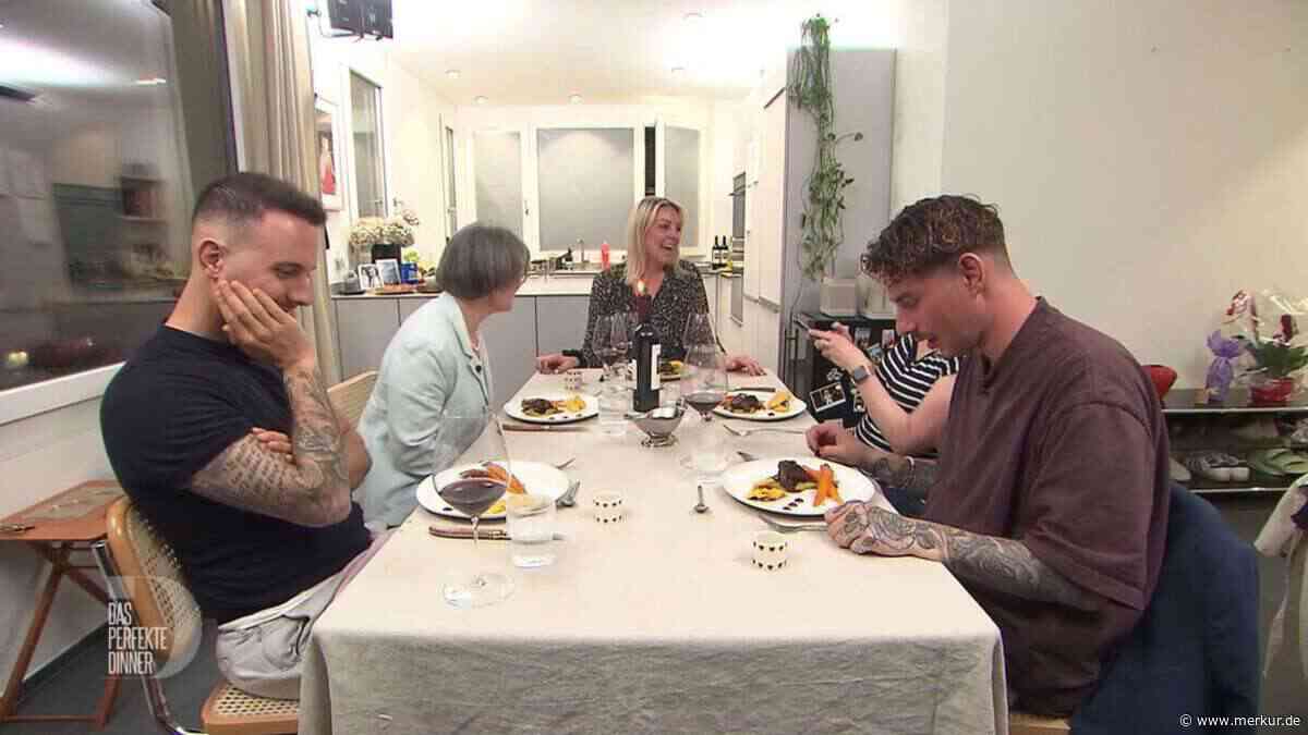 „Nimmt schon viel Raum ein“: „Dinner“-Mitstreiter sind von gesprächiger Gastgeberin irritiert