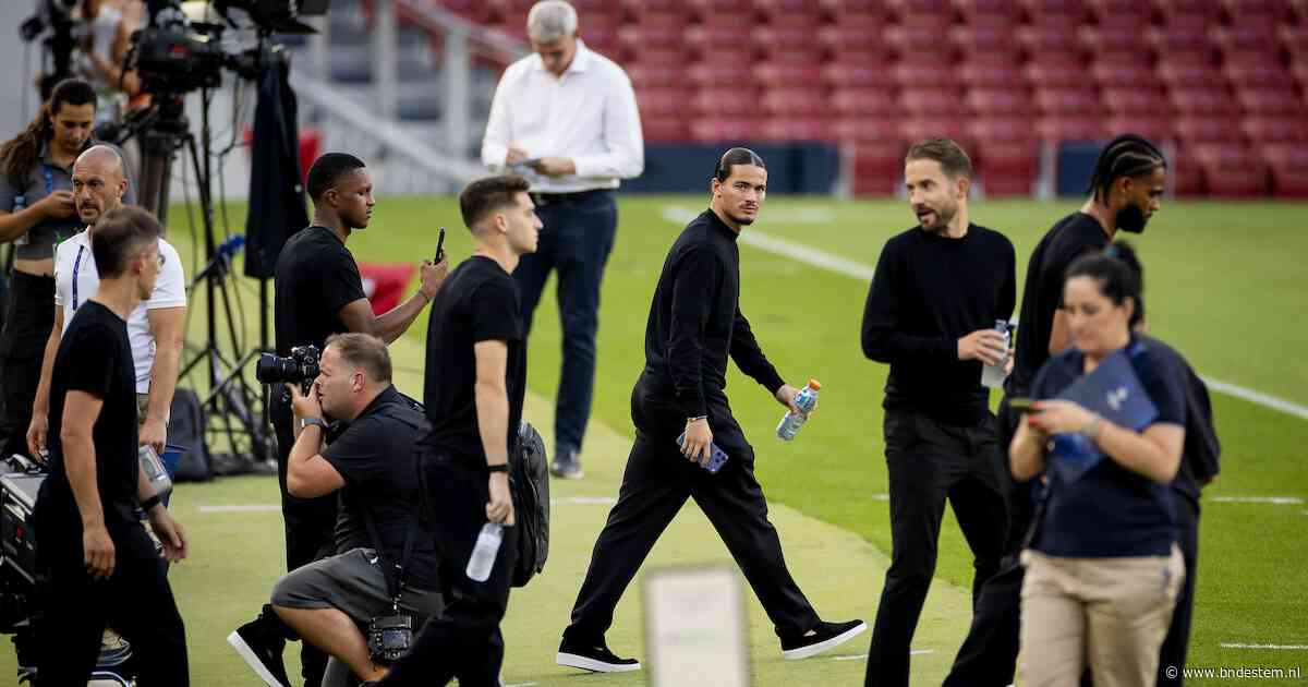 Van Bronckhorst over Hadj Moussa: ‘Hij heeft keuzes gemaakt die niet konden, maar we kijken nu naar de toekomst’
