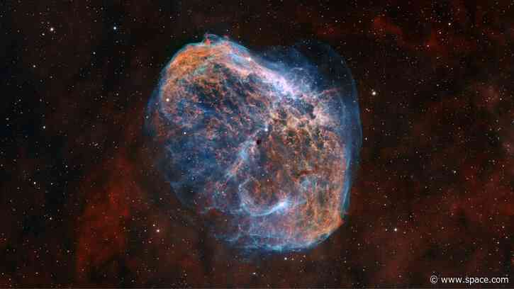 Astrophotographer captures jaw-dropping view of the Crescent Nebula