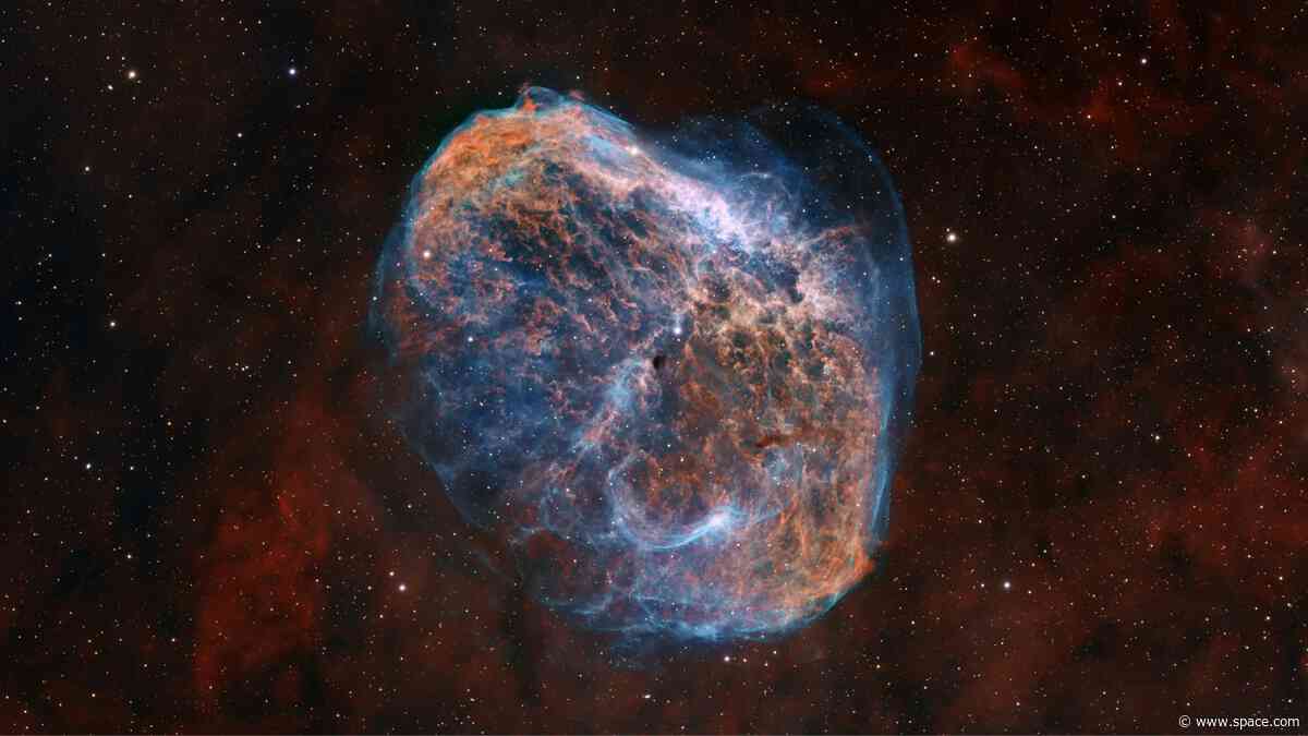 Astrophotographer captures jaw-dropping view of the Crescent Nebula
