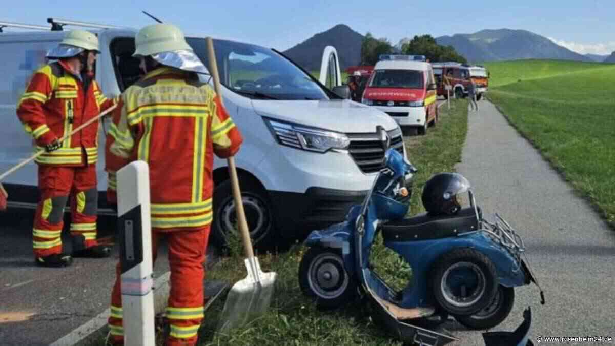 Heftiger Unfall mit Oldtimer-Vespa: Rollerfahrer (60) kracht auf B307 frontal in Transporter