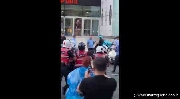 Rivoluzione dei fenicotteri a Tirana: scontri e arresti davanti al Parlamento albanese | Video