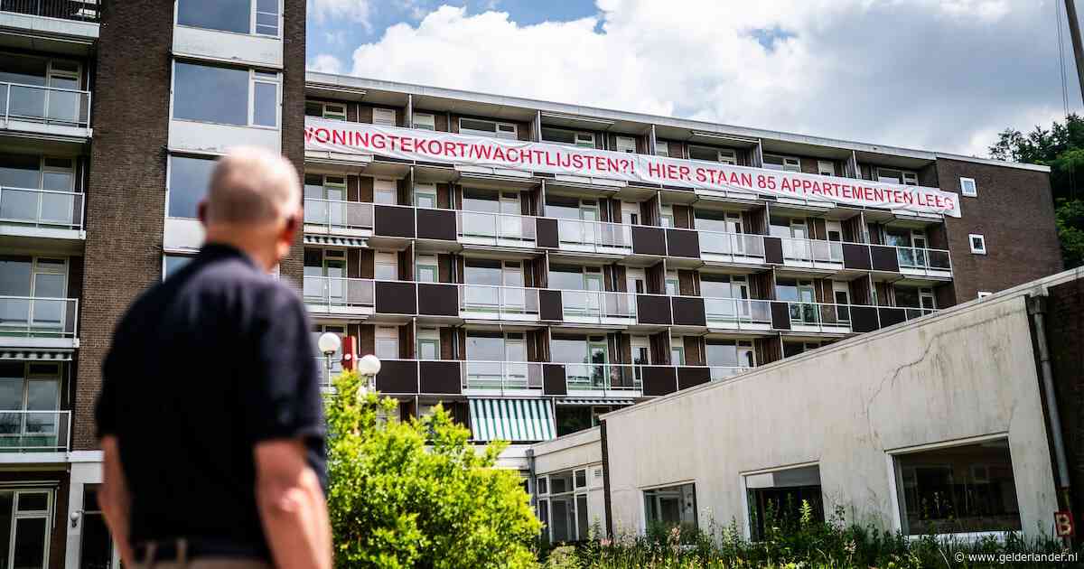 Aparte situatie bij leegstaande flat: één kraker mag blijven, terwijl andere bewoners er per direct uit moeten