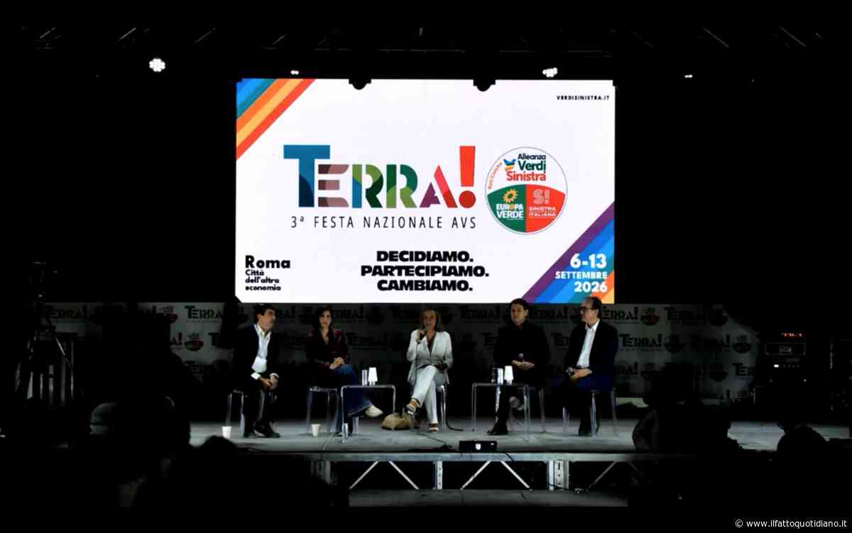 Schlein, Conte, Fratoianni e Bonelli sul palco insieme. Il pubblico: “Sbrigatevi”. E quando la giornalista evoca Renzi: “Bastano loro”