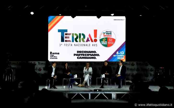 Schlein, Conte, Fratoianni e Bonelli sul palco insieme. Il pubblico: “Sbrigatevi”. E quando la giornalista evoca Renzi: “Bastano loro”