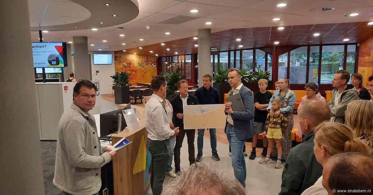 Tientallen buurtbewoners naar gemeentehuis om plan hondenpension tegen te houden: ‘Willen jullie hier alsjeblieft niet aan meewerken?’